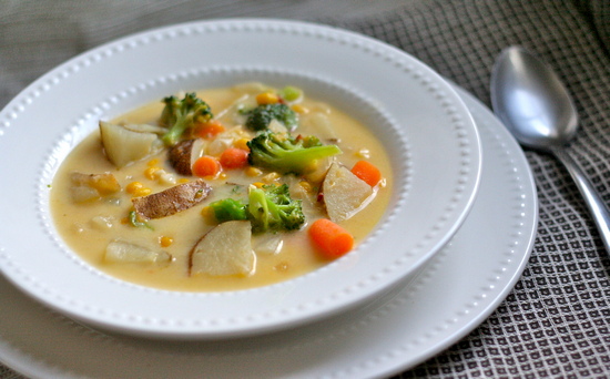 суп, приготовленный из овощей и сыра