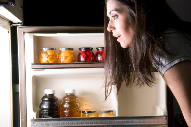 Девушка ночью возле холодильника