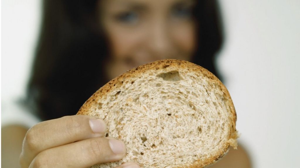 Ночью ем хлеб. Девушка ест хлеб. Человек кушает хлеб. Девушка с хлебом. Жадно ест хлеб.