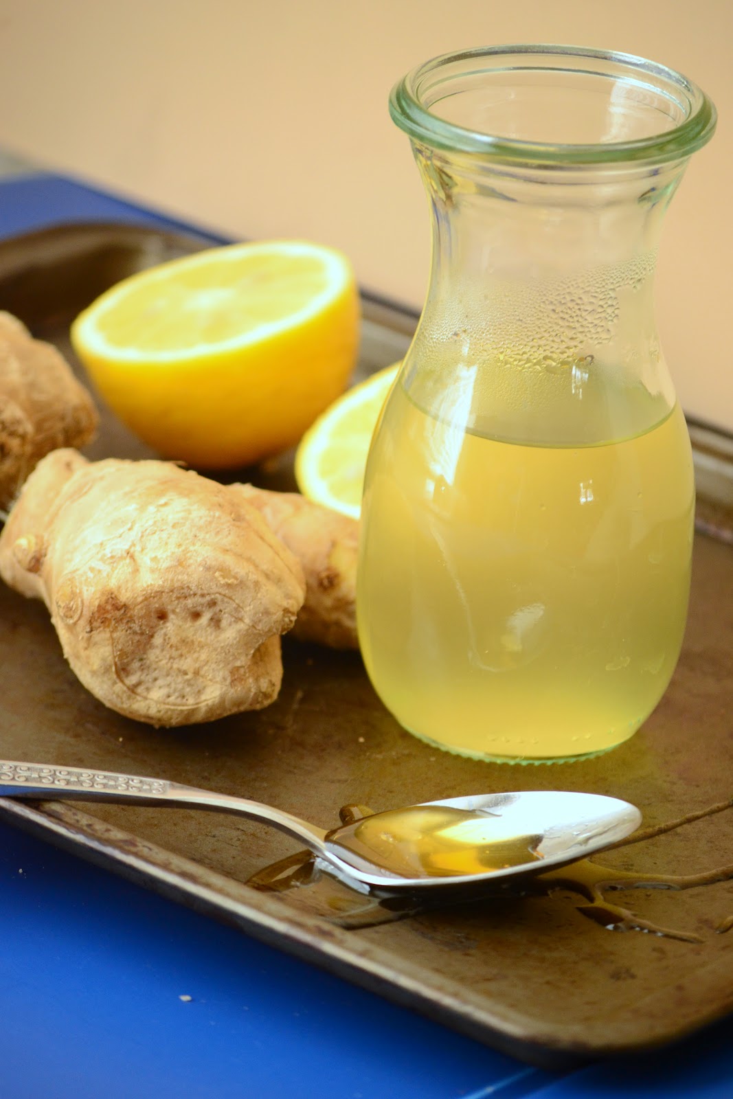 Мед и вода рецепт. Имбирный напиток. Напиток из имбиря и лимона. Имбирный напиток для похудения. Лимон с имбирем.