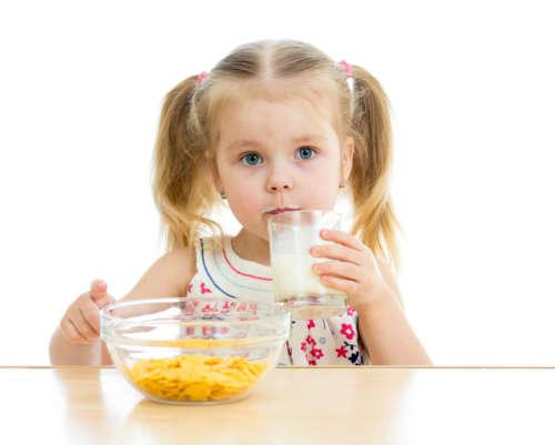 Девочка пьёт молоко