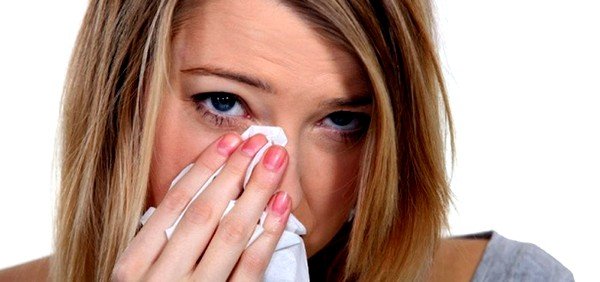 При аллергии сильно краснеют глаза, начинается кровотечение, а также отмечается сильный зуд