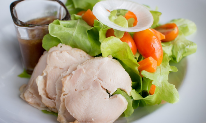 Сколько калорий в куриной грудке отварной, пищевая ценность, БЖУ белого мяса курицы