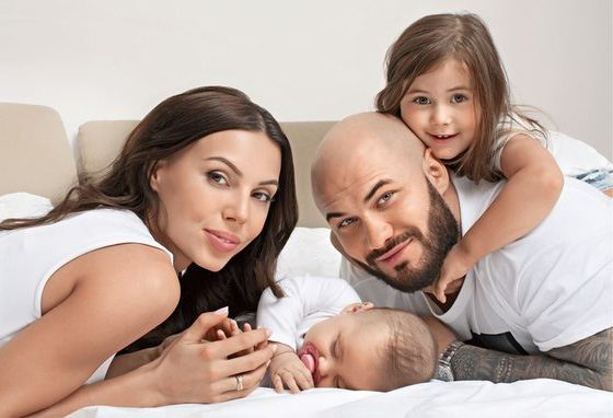 Оксана Самойлова с мужем и детьми