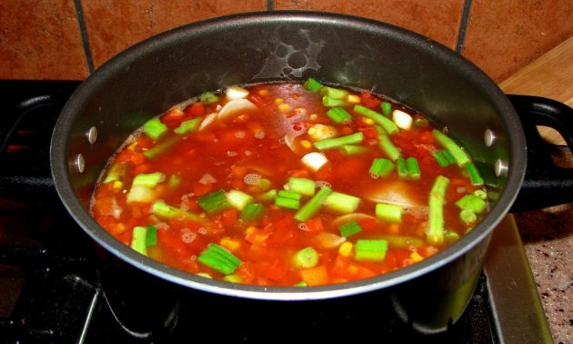 Добавьте овощи в суп