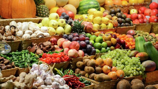 Прилавок с фруктами на рынке