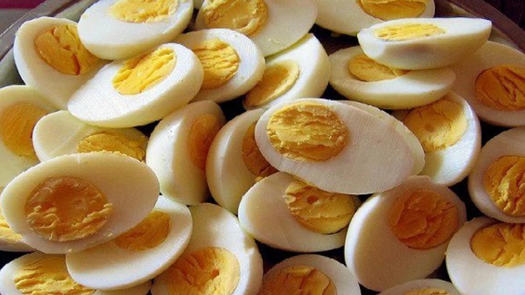 Можно есть вареное яйцо на ночь. Завтрак с вареными яйцами. Завтрак апельсин и яйцо. Вареные яйца с приправой. Диета яйца с апельсинами.