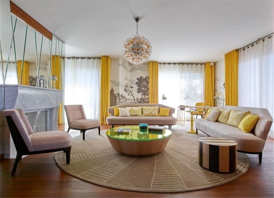 Круговая расстановка мебели в зале с желтыми шторами