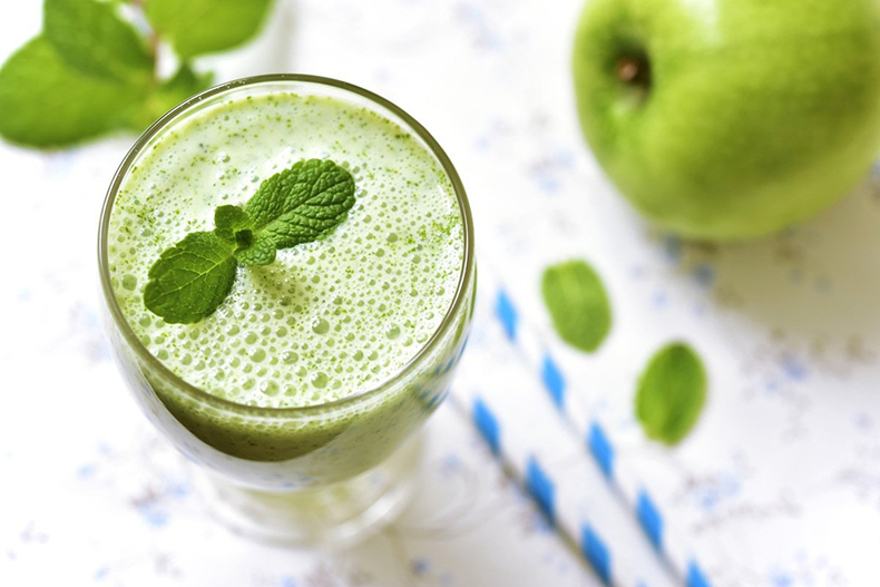 7 здоровых коктейлей из зеленого яблока