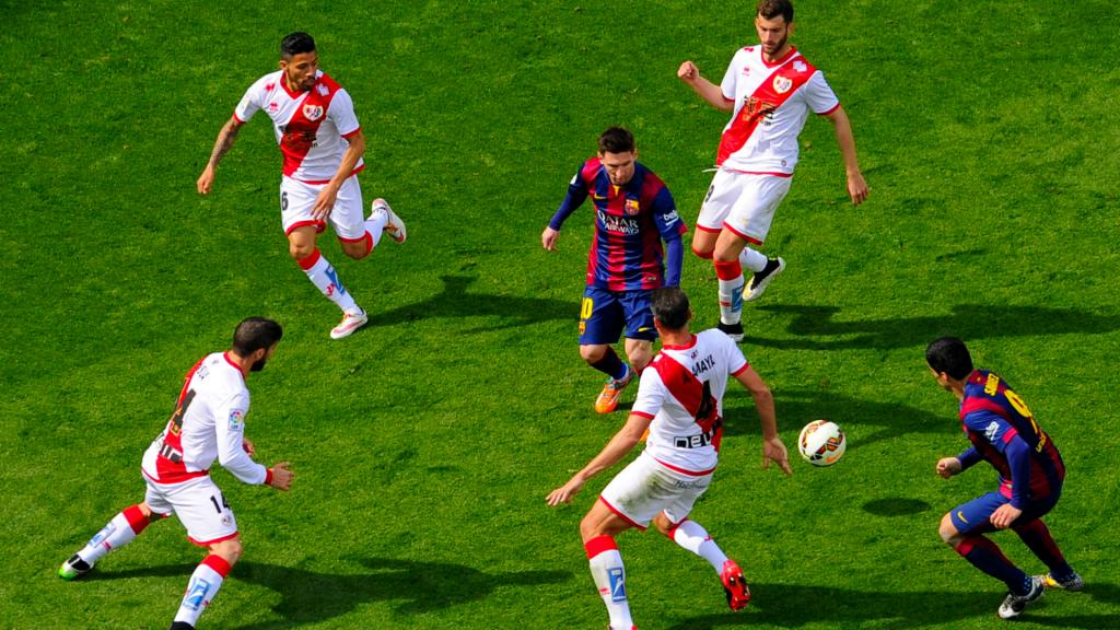 Игра в футбол(на фото два всемирноизвестных футболиста, Лионель Месси и Луис Суарез)