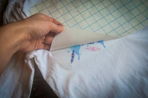 Как сделать рисунок на футболке с помощью пищевой пленки. Перенос рисунка на одежду при помощи утюга и струйного принтера.