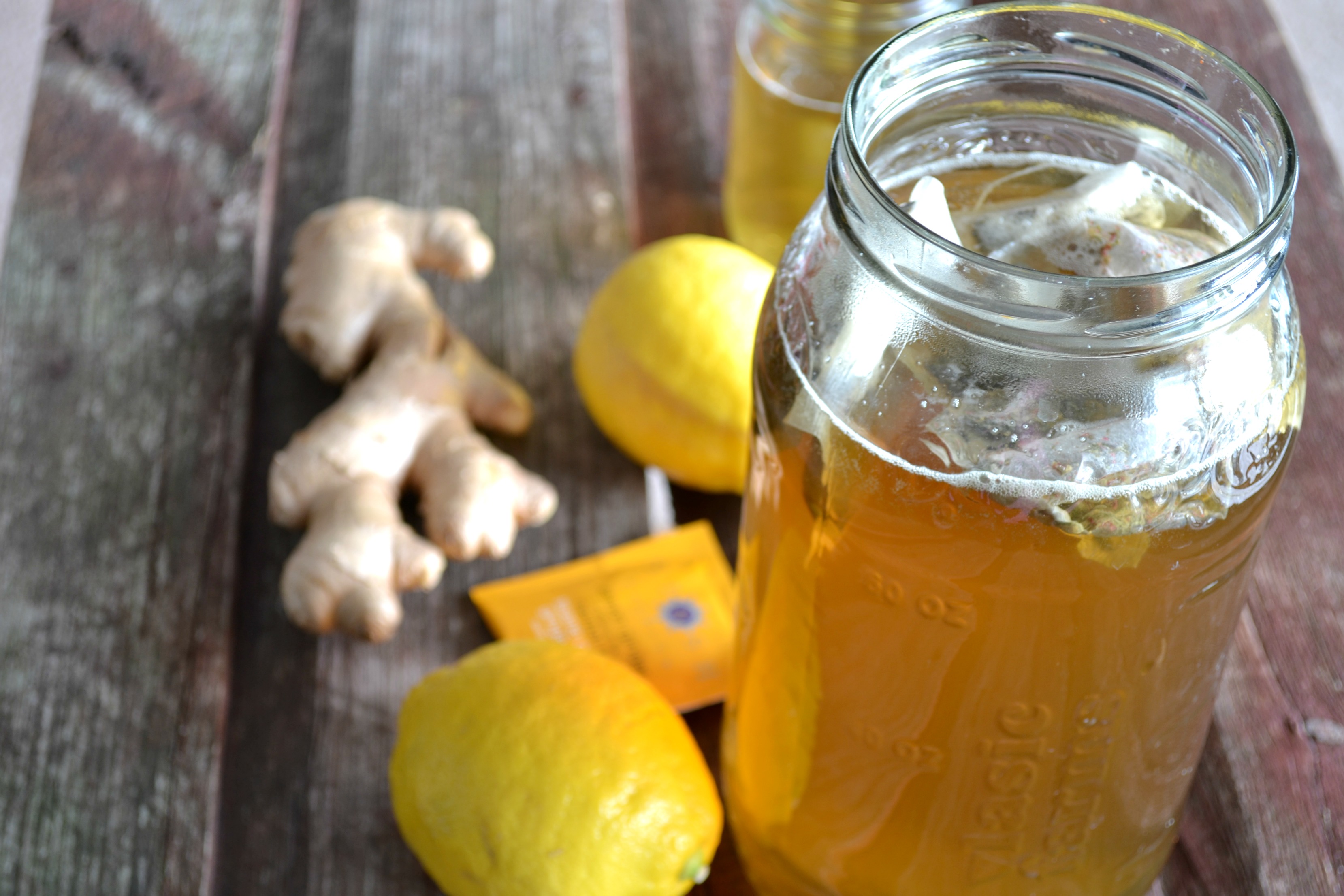 Можно ли пить мед с лимоном. Лимонад для похудения из лимона. Лимон с имбирем. Мед и лимон напиток. Имбирь и мед.