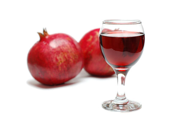Гранатовый и вишневый соки похожи на красное вино. Никто и не заметит подмены!