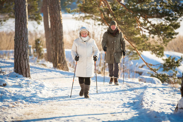 Заниматься скандинавской ходьбой можно в любое время года