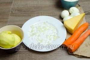 Салат из яблока, моркови и сыра: На дно тарелки кладем лук