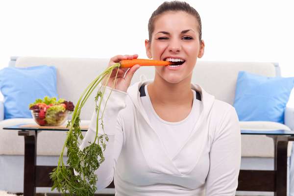 Девушка с морковкой - Морковь для похудения