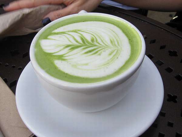Зеленый листовой чай на молоке