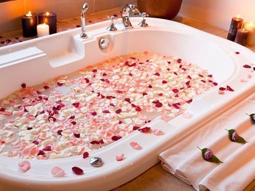 ванна с лепестками роз