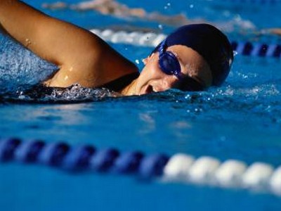 Сколько калорий сжигается при плавании?