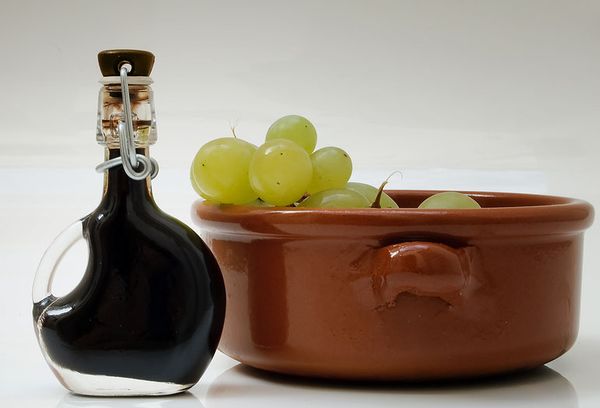 белый виноград и уксус в бутылке