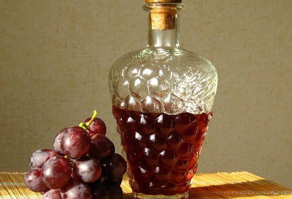 красный виноград и бутылка с уксусом