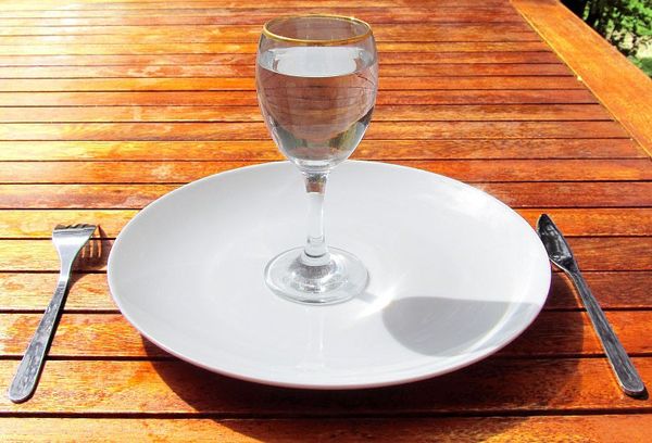 бокал с водой на тарелке