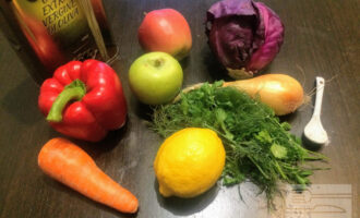 Шаг 1: Для приготовления салата возьмите: краснокочанную капусту, болгарский перец, яблоко, морковь, лук репчатый, лимон, оливковое масло, соль и зелень – по вкусу.