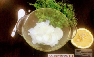 Шаг 3: Порежьте лук кольцами или полукольцами. Уложите лук в глубокую тарелку и полейте соком лимона (примерно 1 ст.л.). Дайте луку промариноваться 3-4 минуты.