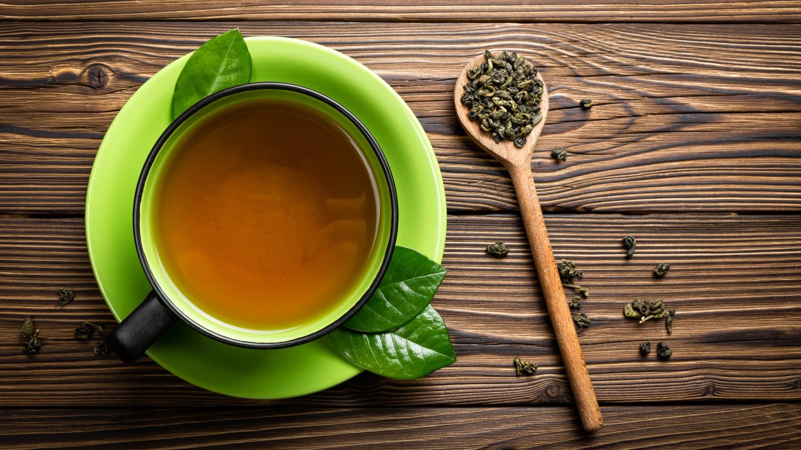 Зеленый чай на деревянном фоне