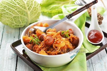 Фото рецепта Тушёная капуста с картошкой и сосисками на сковороде