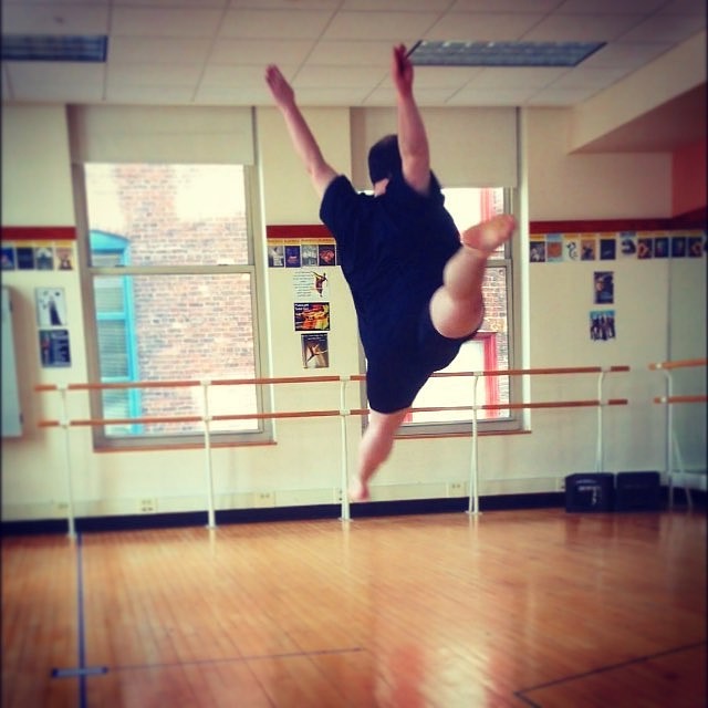 Эрик Кавано из США может профессионально заниматься балетом, потому что при его немалом весе в теле преобладает мышечная масса. Фото: Instagram.com
