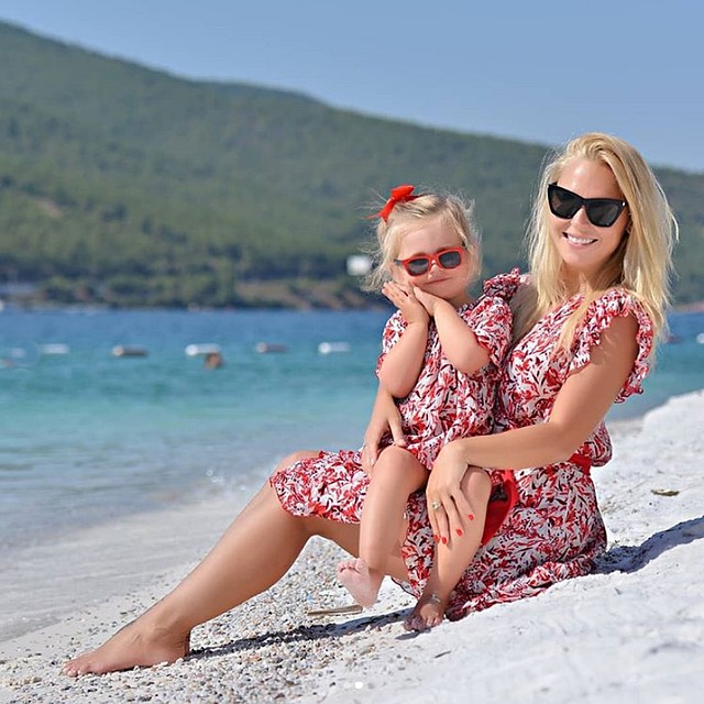 Пелагея поделилась пляжными кадрами с дочкой Таисией. Фото: Инстаграм. 