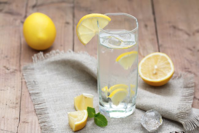 Для разнообразия можно попробовать добавить в воду сасси не только лимон, но и мандарин или апельсин, а также несколько листочков шалфея