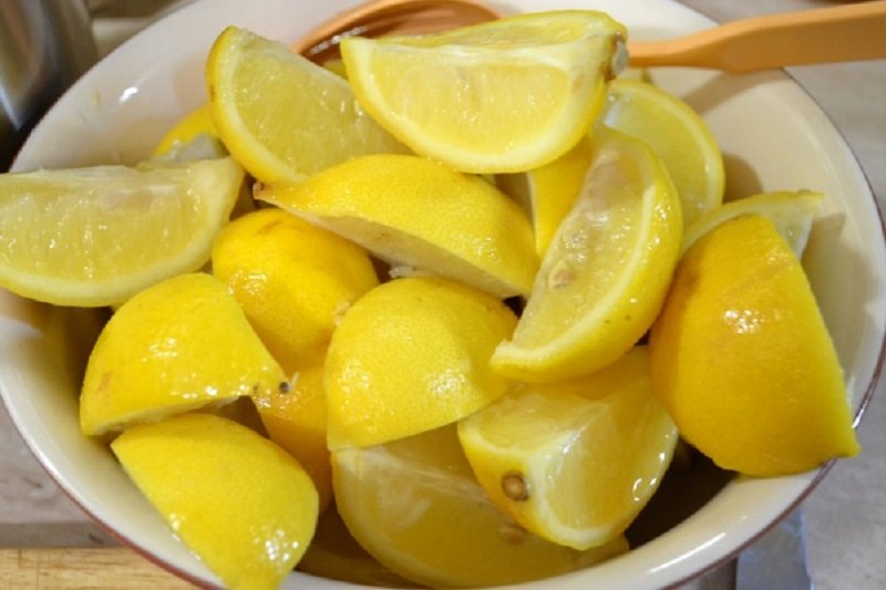 вода с лимоном в кастрюле