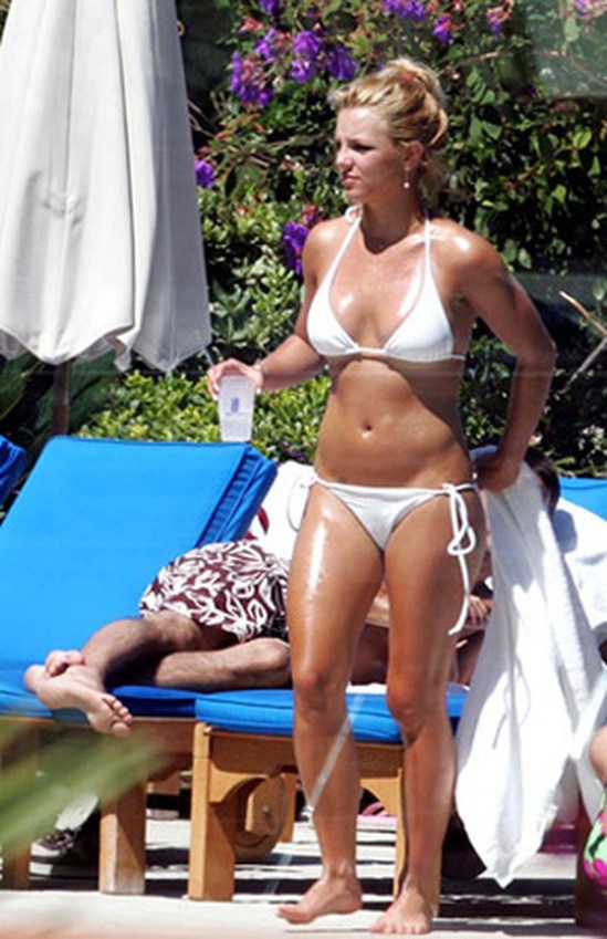 Бритни Спирс в бикини возле бассейна