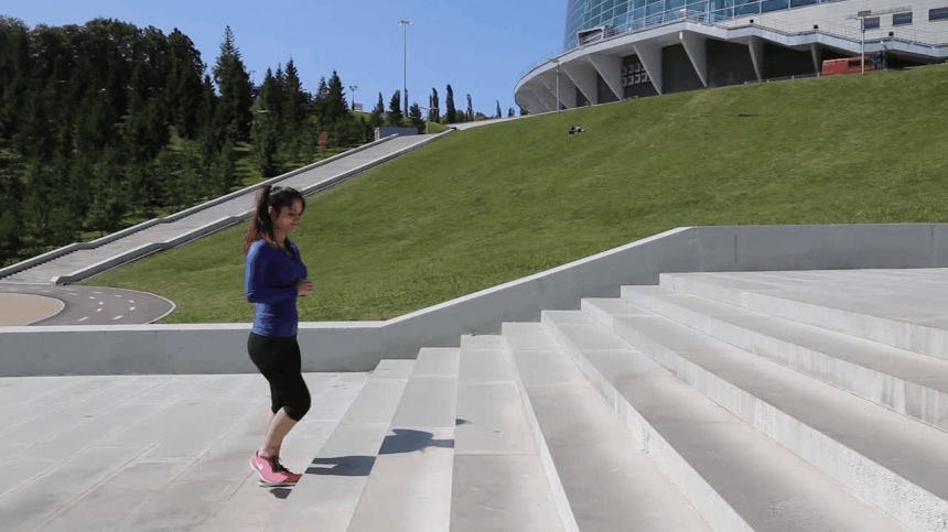 Пять простых упражнений на лестнице для тех, кто хочет «ножки, как у Дженнифер»