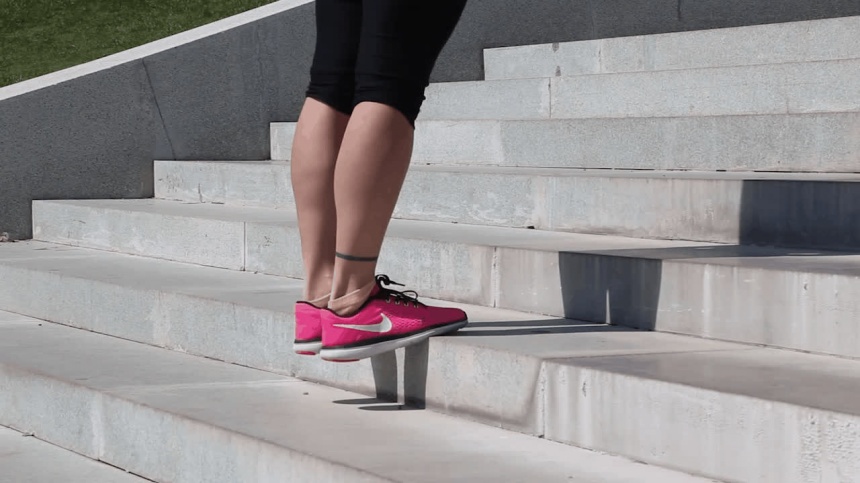 Пять простых упражнений на лестнице для тех, кто хочет «ножки, как у Дженнифер»
