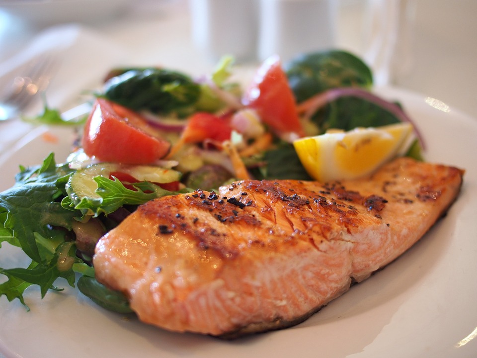 Рыба также занимает одно из почетных мест в любой таблице, где представлены продукты с наивысшим содержанием белка.