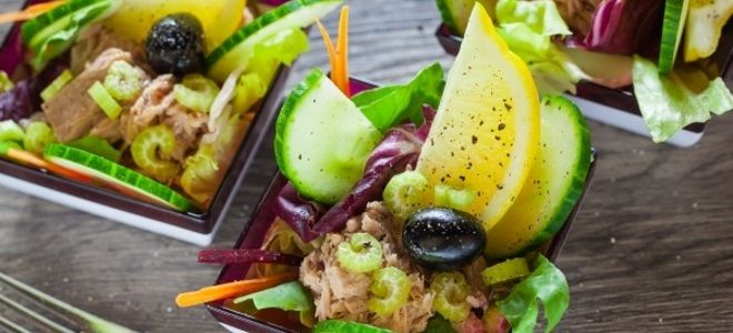 салат с тунцом и сельдереем стеблевым рецепты
