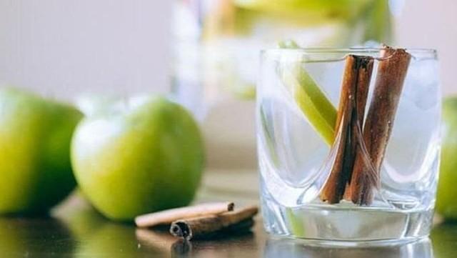 Детокс вода с корицей и яблочным соком