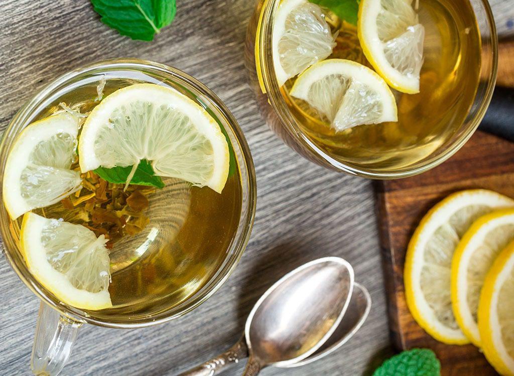 Детокс вода с лимоном и зеленым чаем