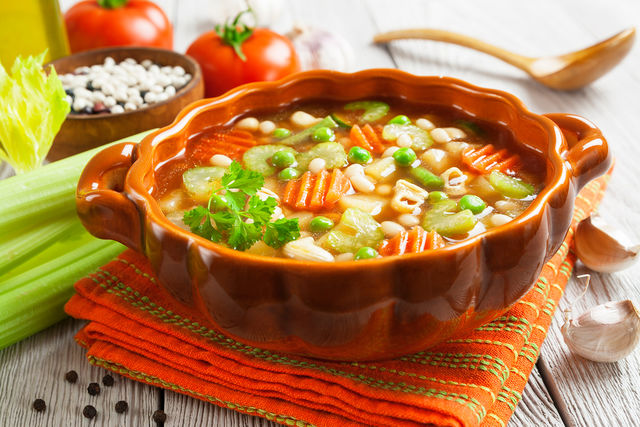 В некоторых версиях рецепт диетического супа дополняют морковью, зеленым горошком и свежей зеленью
