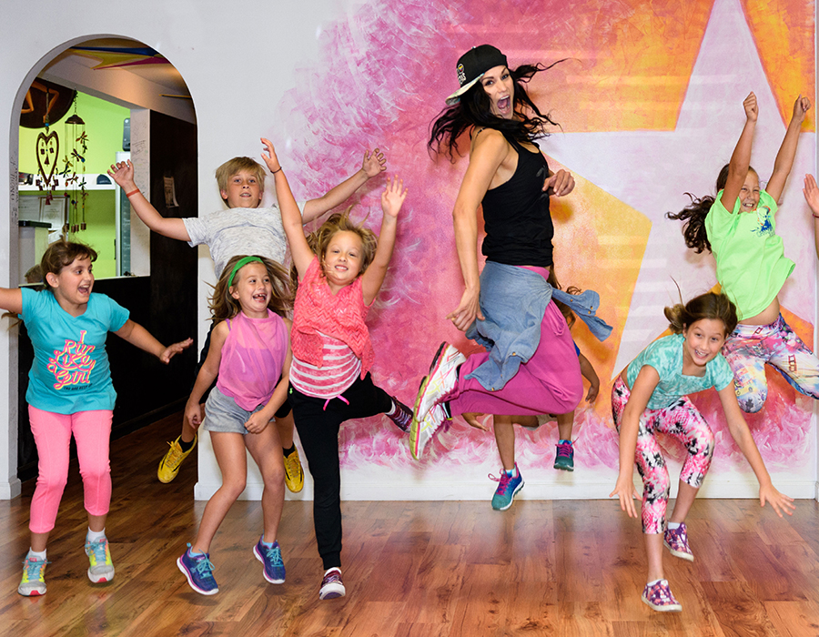 Ходи на танцы. «Zumba Kids» и «Zumba Kids Junior». Танцы дети фитнес. Клубные танцы для детей. Студия танца для детей.