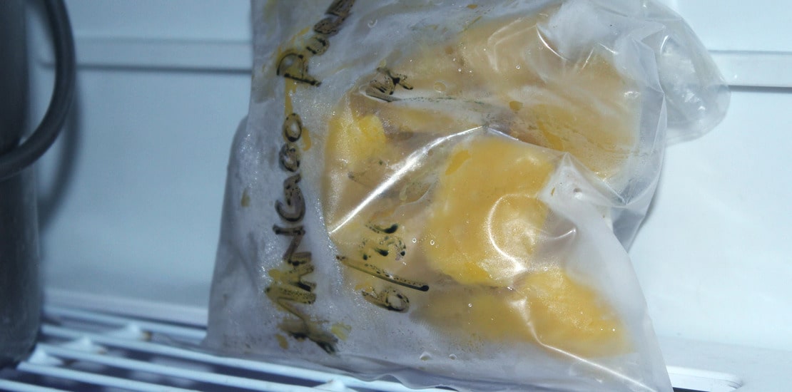 мякоть манго в пакете в морозильной камере